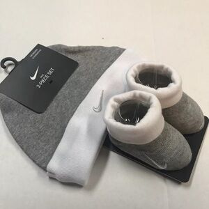 Nike Hat & Crib Booties Socks 2 Pc Set Sz 0/6 Mo Infant Baby Boy Grey White New